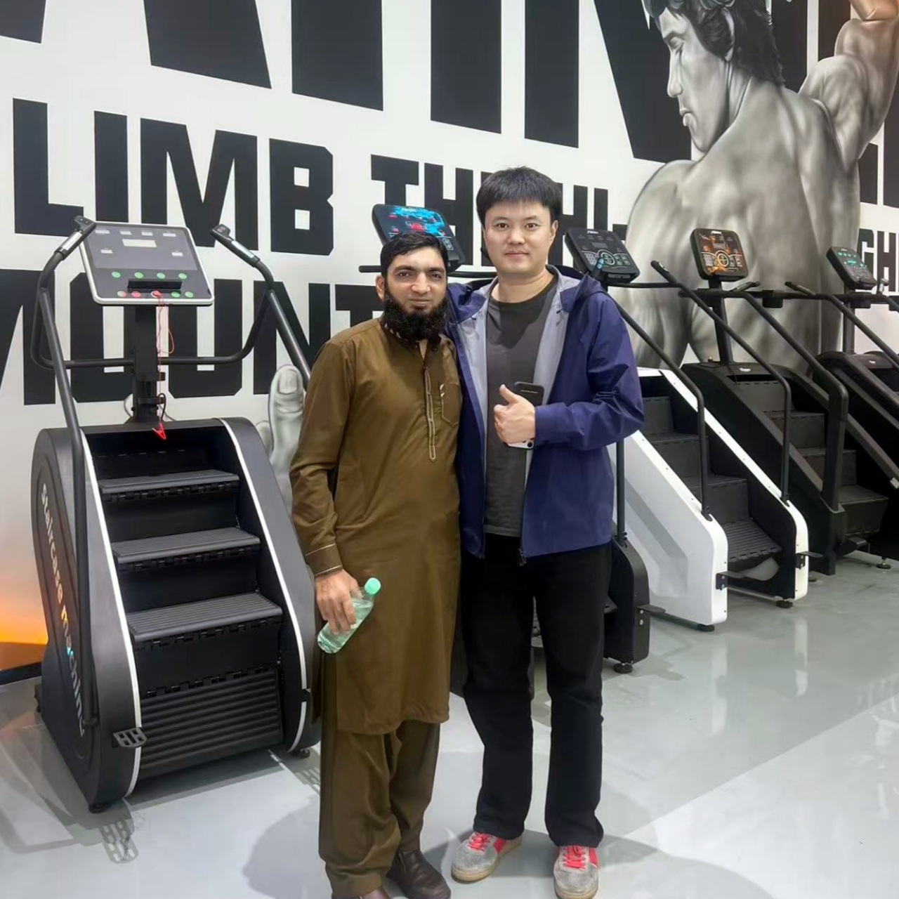 Společnost yingruis Fitness Equipment Technology Co., Ltd. úspěšně dokončila objednávku 30 zakřivených běžeckých pásů pro pákistánské zákazníky